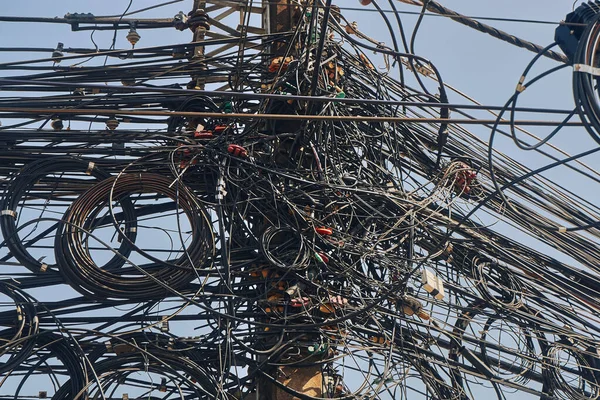 Muchos Cables Eléctricos Enredados Contra Cielo Azul — Foto de Stock