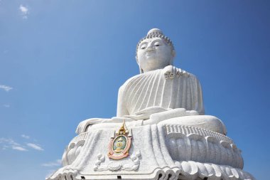 Phuket, Tayland, Şubat 02, 2020: Arkadaki mavi gökyüzünde Büyük Buda 'nın beyaz mermer heykeli