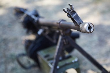 Rus makineli tüfeği yerde duruyor. Namluya odaklan.