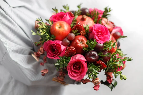 Buquê Único Romãs Maçãs Vermelhas Ameixas Pretas Rosas Nas Mãos — Fotografia de Stock