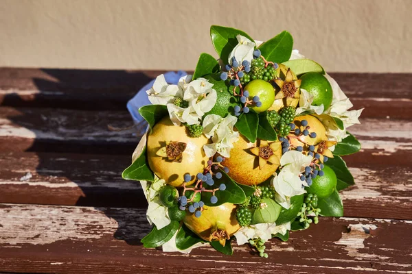 Buquê Excepcionalmente Bonito Flores Frutas Está Banco — Fotografia de Stock