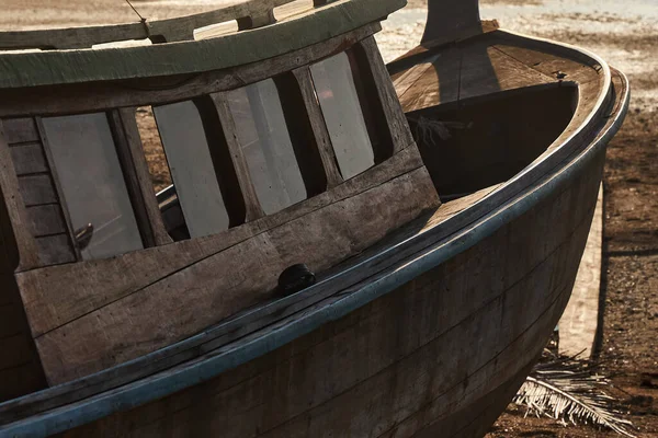 Rumpf Und Deckshaus Eines Holzbootes Das Aufgrund Von Niedrigwasser Ufer — Stockfoto