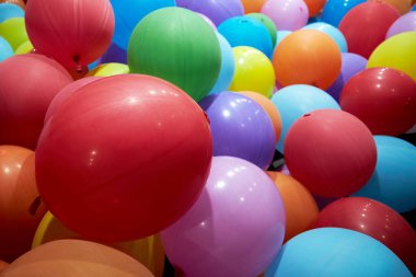 Bir çocuk partisinde bir sürü renkli balon