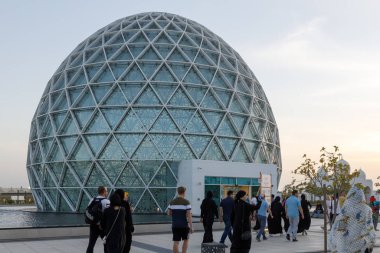 Abu Dabi, BAE, 10 Ocak 2019 Şeyh Zayed Camii 'nin girişindeki çelik kubbe yapısına bakın.