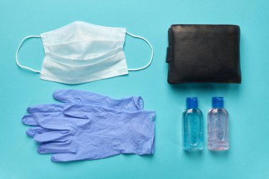 Tıbbi maske, eldiven, antiseptik ve cüzdan süpermarkete gitmek için gerekli şeylerdir.