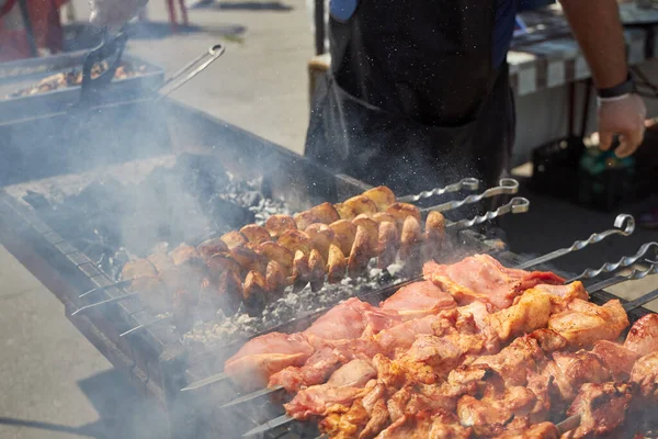 Grill Maître Frites Porc Poulet Pommes Terre Sur Grand Gril — Photo