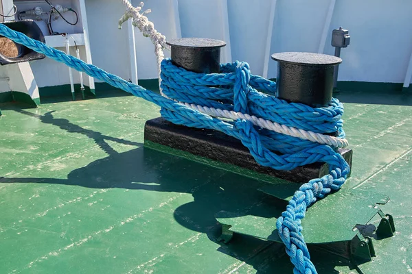 Navio Amarrado Ancoradouro Usando Uma Corda Nylon Amarrada Bollard — Fotografia de Stock