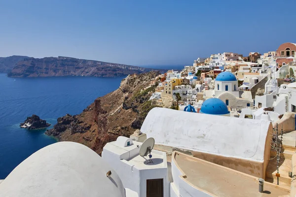 Oia, Santorini, Yunanistan, 21 Ağustos 2013: Adanın şehir, deniz ve volkanik yamaçlarının manzarası