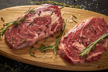 Tahtanın üzerinde iki lezzetli pirzola dilimi var.