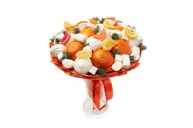 Marshmallow, zephyr, marmelat ve mandalinalardan oluşan orijinal buket beyaz arkaplanda bir vazoda duruyor.