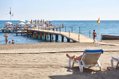 Kemer, Türkiye, 24 Eylül 2019: Türkiye 'de popüler bir plajda az sayıda tatilci