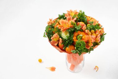 Beyaz arka planda olgun sebze buketi şeklinde orijinal bir hediye.