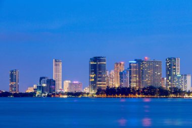 Gurney sürücü ve George Town Metropolitan Straits Quay, Penang Malezya üzerinden