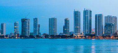 Gurney sürücü ve George Town Metropolitan Straits Quay, Penang Malezya üzerinden