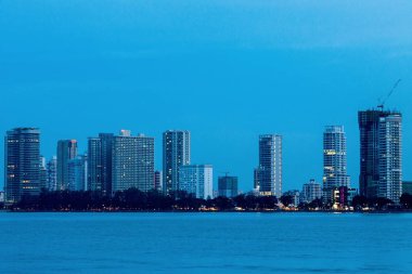 Gurney sürücü ve George Town Metropolitan Straits Quay, Penang Malezya üzerinden