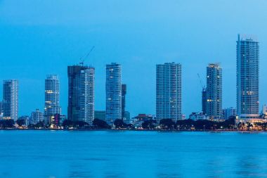 Gurney sürücü ve George Town Metropolitan Straits Quay, Penang Malezya üzerinden