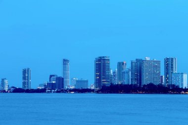 Gurney sürücü ve George Town Metropolitan Straits Quay, Penang Malezya üzerinden