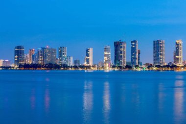 Gurney sürücü ve George Town Metropolitan Straits Quay, Penang Malezya üzerinden