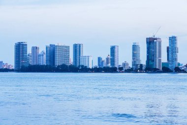 Gurney sürücü ve George Town Metropolitan Straits Quay, Penang Malezya üzerinden