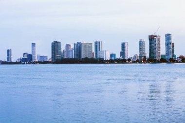 Gurney sürücü ve George Town Metropolitan Straits Quay, Penang Malezya üzerinden