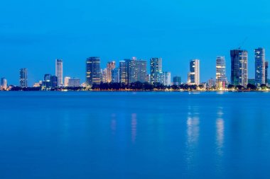 Gurney sürücü ve George Town Metropolitan Straits Quay, Penang Malezya üzerinden