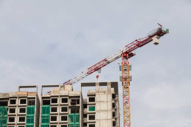İnşaat sitesi görünümünü, Vinç, lift, metal kiriş, tuğla, metal merdiven ve beton