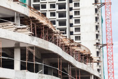 İnşaat sitesi görünümünü, Vinç, lift, metal kiriş, tuğla, metal merdiven ve beton