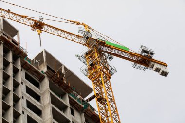 İnşaat sitesi görünümünü, Vinç, lift, metal kiriş, tuğla, metal merdiven ve beton