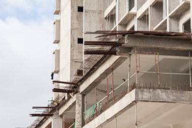 İnşaat sitesi görünümünü, Vinç, lift, metal kiriş, tuğla, metal merdiven ve beton