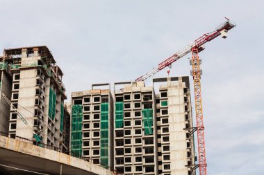 İnşaat sitesi görünümünü, Vinç, lift, metal kiriş, tuğla, metal merdiven ve beton