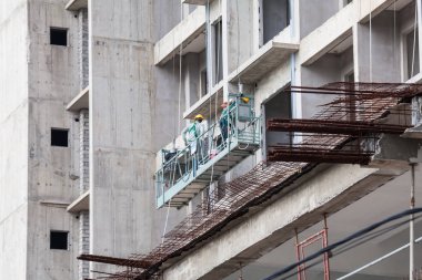 İnşaat sitesi görünümünü, Vinç, lift, metal kiriş, tuğla, metal merdiven ve beton