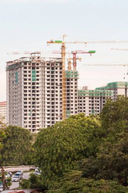 İnşaat sitesi görünümünü, Vinç, lift, metal kiriş, tuğla, metal merdiven ve beton