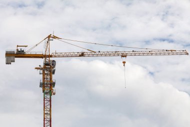 İnşaat sitesi görünümünü, Vinç, lift, metal kiriş, tuğla, metal merdiven ve beton