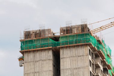 İnşaat sitesi görünümünü, Vinç, lift, metal kiriş, tuğla, metal merdiven ve beton