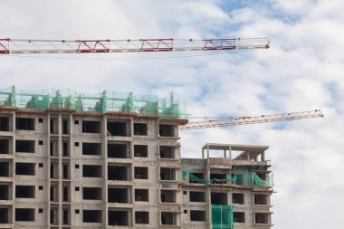 İnşaat sitesi görünümünü, Vinç, lift, metal kiriş, tuğla, metal merdiven ve beton