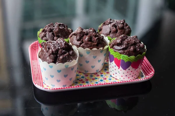 Lahodné hnědé soubory cookie na horní stůl se zásobníkem — Stock fotografie