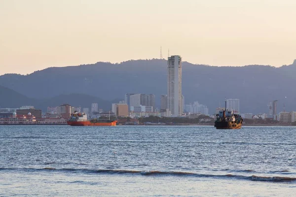 George Town City edifício alto vista com montanha e mar, Penang Malayisa — Fotografia de Stock