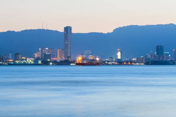 ジョージタウン市内高層建物の山と海、ペナン マレーシア — ストック写真