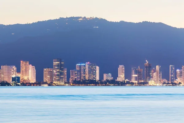 George Town City edifício alto vista com montanha e mar, Penang Malayisa — Fotografia de Stock