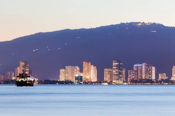 George Town City edifício alto vista com montanha e mar, Penang Malayisa — Fotografia de Stock