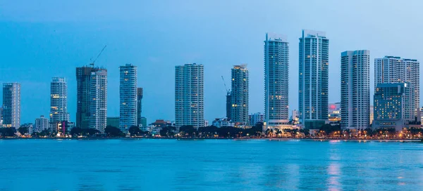 Gurney Drive e George Town Metropolitan de Straits Quay, Penang Malásia — Fotografia de Stock