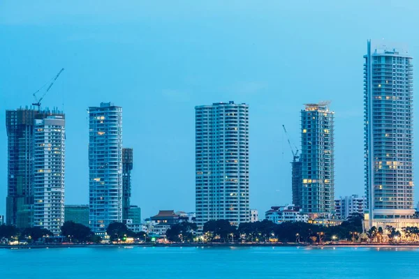 Gurney Drive e George Town Metropolitan de Straits Quay, Penang Malásia — Fotografia de Stock