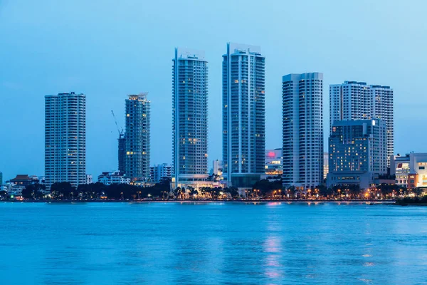 Gurney Drive e George Town Metropolitan de Straits Quay, Penang Malásia — Fotografia de Stock