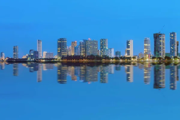 Gurney Drive e George Town Metropolitan de Straits Quay, Penang Malásia — Fotografia de Stock