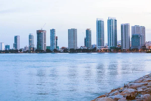 Gurney Drive y George Town Metropolitan desde Straits Quay, Penang Malasia — Foto de Stock