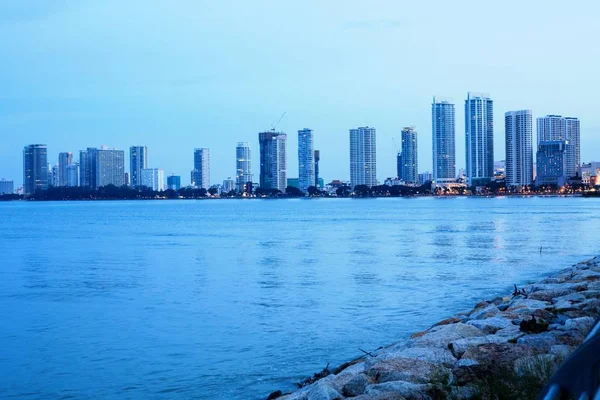 Gurney Drive e George Town Metropolitan de Straits Quay, Penang Malásia — Fotografia de Stock