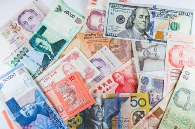 Çoklu para birimleri banknot renkli arka plan olarak küresel para finansal iş ekonomi kriz gösterdi