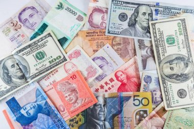 Çoklu para birimleri banknot renkli arka plan olarak küresel para finansal iş ekonomi kriz gösterdi