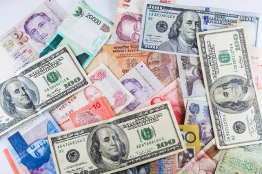 Çoklu para birimleri banknot renkli arka plan olarak küresel para finansal iş ekonomi kriz gösterdi