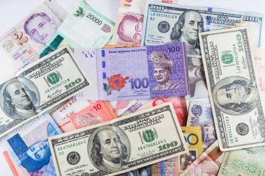 Çoklu para birimleri banknot renkli arka plan olarak küresel para finansal iş ekonomi kriz gösterdi